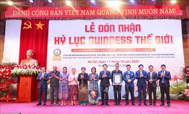 Lacquer painting depicting President Ho Chi Minh sets Guinness World ...