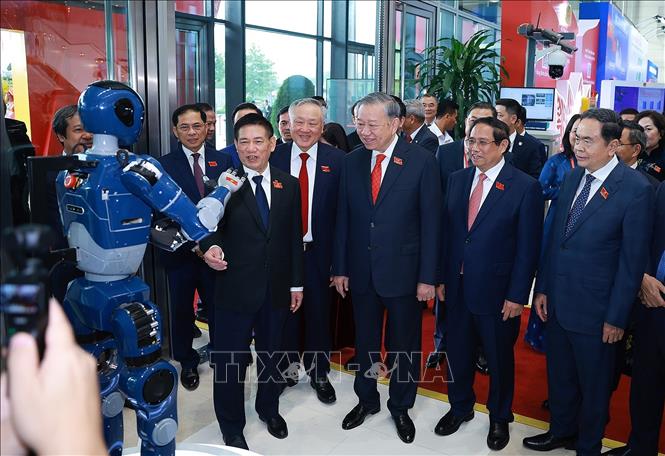 Lãnh đạo Đảng, Nhà nước tham quan triển lãm thành tựu phát triển khoa học, công nghệ và đổi mới sáng tạo và chuyển đổi số của Chính phủ. Ảnh: Dương Giang-TTXVN 