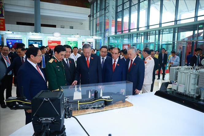 Lãnh đạo Đảng, Nhà nước tham quan triển lãm thành tựu phát triển khoa học, công nghệ và đổi mới sáng tạo và chuyển đổi số của khối Chính phủ. Ảnh: Dương Giang-TTXVN 
