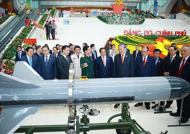 Lãnh đạo Đảng, Nhà nước tham quan triển lãm thành tựu phát triển khoa học, công nghệ và đổi mới sáng tạo và chuyển đổi số của khối Chính phủ. Ảnh: Dương Giang-TTXVN 