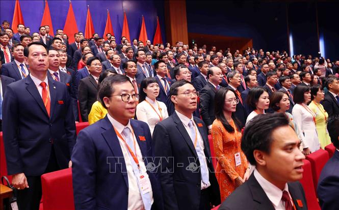 Các đại biểu thực hiện nghi lễ chào cờ. Ảnh: Phạm Kiên - TTXVN