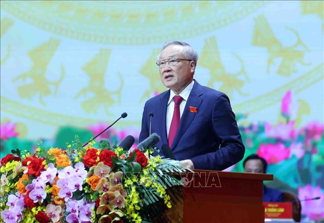 Đồng chí Nguyễn Hòa Bình, Ủy viên Bộ Chính trị, Phó Bí thư thường trực Đảng ủy, Phó Thủ tướng Thường trực Chính phủ trình bày tóm tắt Báo cáo chính trị tại Đại hội. Ảnh: Phạm Kiên - TTXVN
