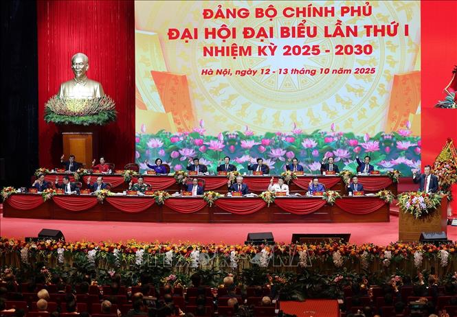 Đoàn Chủ tịch biểu quyết thông qua Báo cáo thẩm tra tư cách đại biểu. Ảnh: Dương Giang – TTXVN
