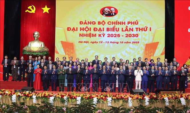 Tổng Bí thư Tô Lâm cùng các đồng chí Lãnh đạo, nguyên Lãnh đạo Đảng, Nhà nước với các đại biểu. Ảnh: Thống Nhất - TTXVN