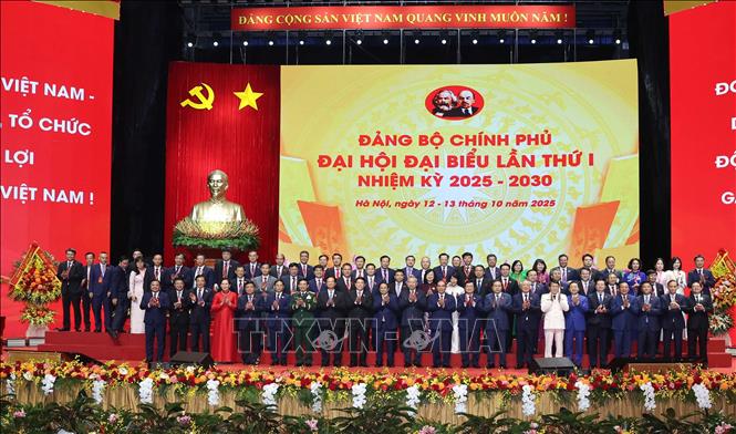 Tổng Bí thư Tô Lâm cùng các đồng chí Lãnh đạo, nguyên Lãnh đạo Đảng, Nhà nước với các đại biểu. Ảnh: Thống Nhất - TTXVN