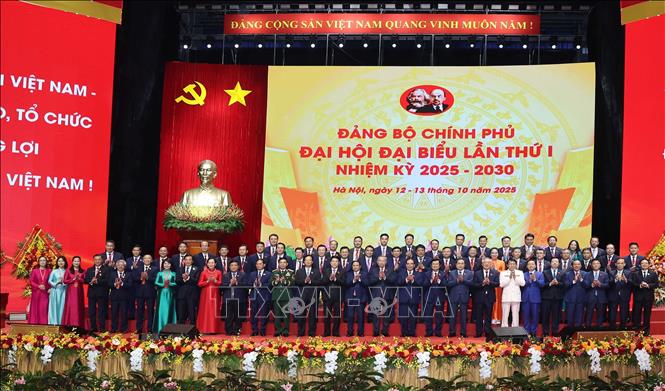 Tổng Bí thư Tô Lâm cùng các đồng chí Lãnh đạo, nguyên Lãnh đạo Đảng, Nhà nước với các đại biểu. Ảnh: Thống Nhất - TTXVN