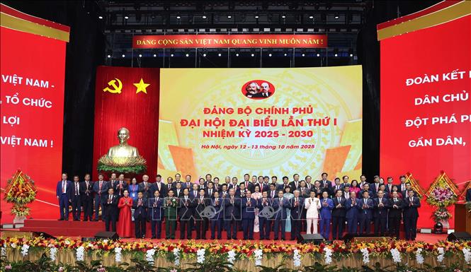 Tổng Bí thư Tô Lâm cùng các đồng chí Lãnh đạo, nguyên Lãnh đạo Đảng, Nhà nước với các đại biểu. Ảnh: Thống Nhất - TTXVN
