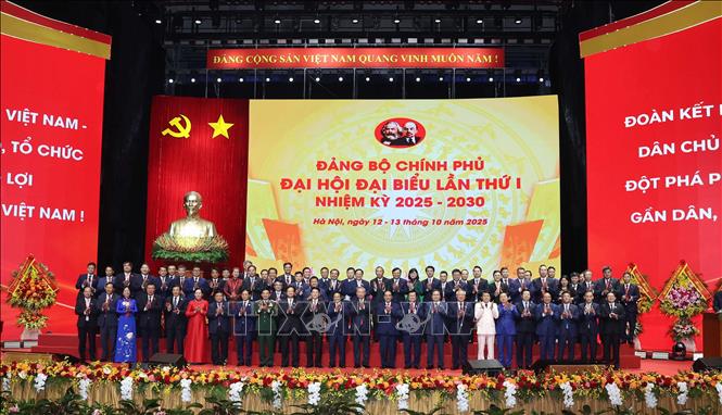 Tổng Bí thư Tô Lâm cùng các đồng chí Lãnh đạo, nguyên Lãnh đạo Đảng, Nhà nước với các đại biểu. Ảnh: Thống Nhất - TTXVN