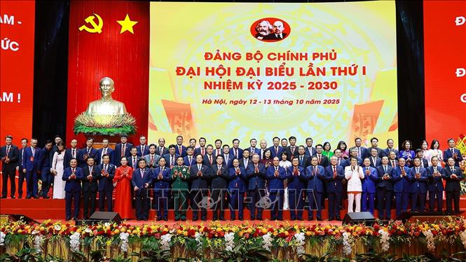 Tổng Bí thư Tô Lâm cùng các đồng chí Lãnh đạo, nguyên Lãnh đạo Đảng, Nhà nước với các đại biểu. Ảnh: Dương Giang-TTXVN 
