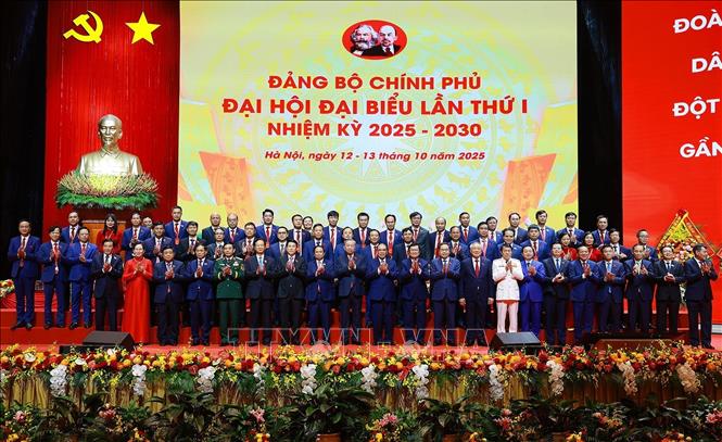 Tổng Bí thư Tô Lâm cùng các đồng chí Lãnh đạo, nguyên Lãnh đạo Đảng, Nhà nước với các đại biểu. Ảnh: Dương Giang-TTXVN 
