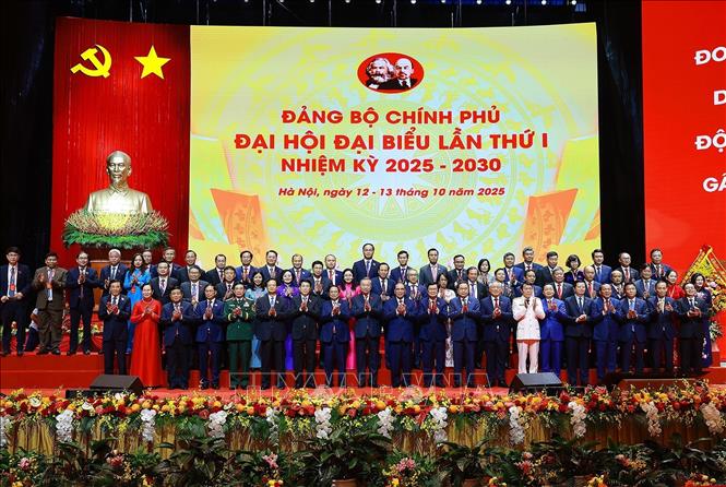 Tổng Bí thư Tô Lâm cùng các đồng chí Lãnh đạo, nguyên Lãnh đạo Đảng, Nhà nước với các đại biểu. Ảnh: Dương Giang-TTXVN 
