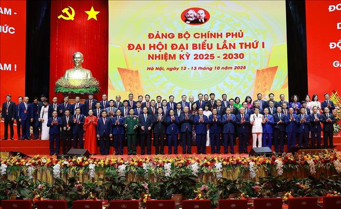 Tổng Bí thư Tô Lâm cùng các đồng chí Lãnh đạo, nguyên Lãnh đạo Đảng, Nhà nước với các đại biểu. Ảnh: Dương Giang-TTXVN 
