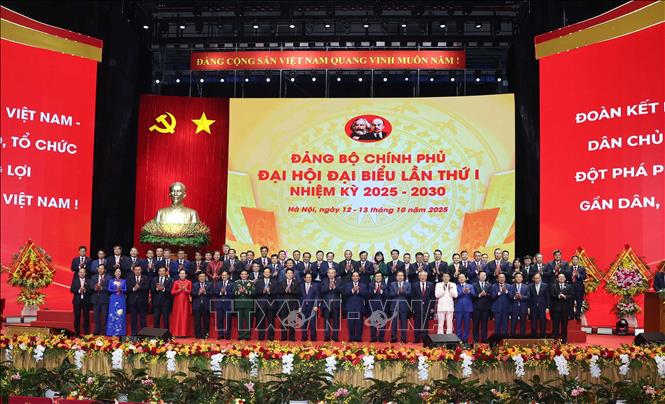 Tổng Bí thư Tô Lâm cùng các đồng chí Lãnh đạo, nguyên Lãnh đạo Đảng, Nhà nước với các đại biểu. Ảnh: Thống Nhất - TTXVN
