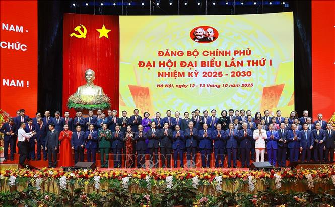 Tổng Bí thư Tô Lâm cùng các đồng chí Lãnh đạo, nguyên Lãnh đạo Đảng, Nhà nước với các đại biểu. Ảnh: Dương Giang-TTXVN 
