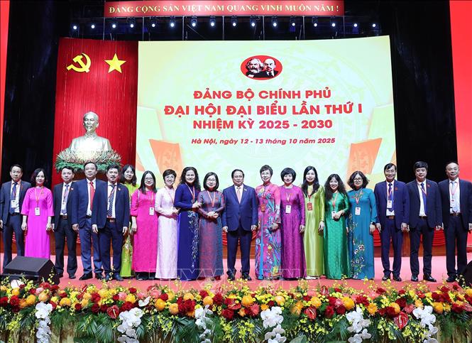 Thủ tướng Phạm Minh Chính với các đại biểu Đảng bộ Thông tấn xã Việt Nam và khách mời. Ảnh: Dương Giang-TTXVN 