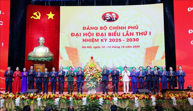 Tổng Bí thư Tô Lâm tặng hoa chúc mừng Đại hội. Ảnh: Phạm Kiên - TTXVN