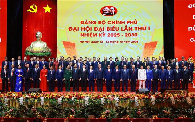 Tổng Bí thư Tô Lâm cùng các đồng chí Lãnh đạo, nguyên Lãnh đạo Đảng, Nhà nước với các đại biểu. Ảnh: Dương Giang-TTXVN 
