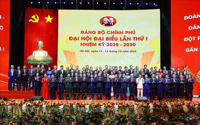 Tổng Bí thư Tô Lâm cùng các đồng chí Lãnh đạo, nguyên Lãnh đạo Đảng, Nhà nước với các đại biểu. Ảnh: Dương Giang-TTXVN 
