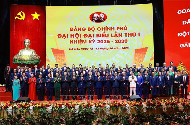 Tổng Bí thư Tô Lâm cùng các đồng chí Lãnh đạo, nguyên Lãnh đạo Đảng, Nhà nước với các đại biểu. Ảnh: Dương Giang-TTXVN 

