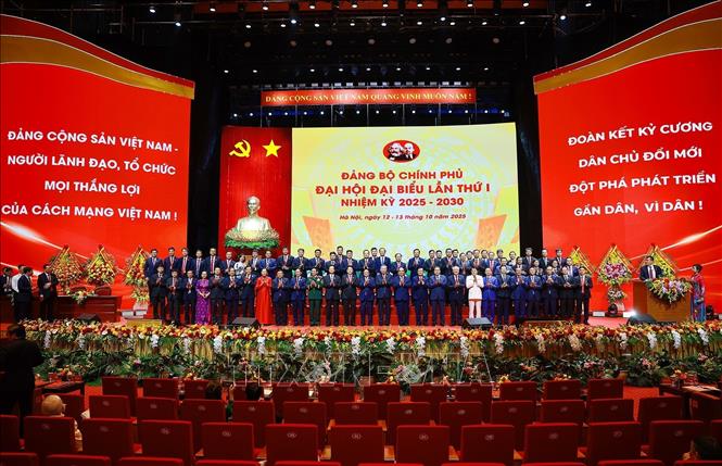 Tổng Bí thư Tô Lâm cùng các đồng chí Lãnh đạo, nguyên Lãnh đạo Đảng, Nhà nước với các đại biểu. Ảnh: Dương Giang-TTXVN 
