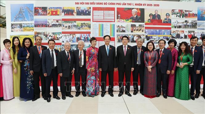 Chủ tịch nước Lương Cường với Đoàn đại biểu Đảng bộ TTXVN và khách mời. Ảnh: Lâm Khánh - TTXVN
