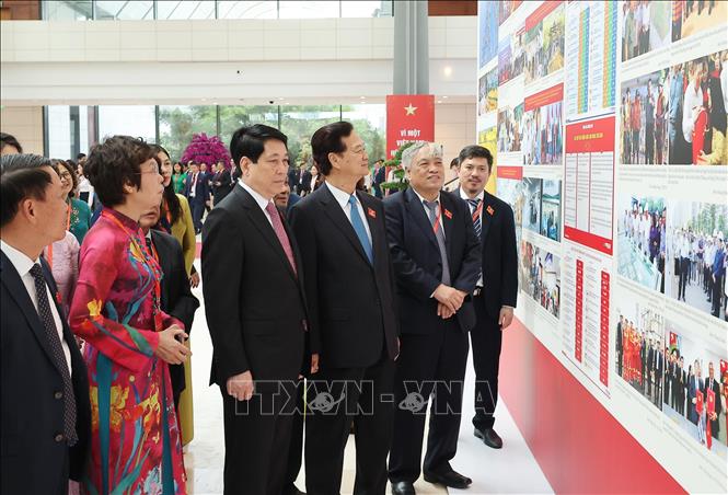 Chủ tịch nước Lương Cường, nguyên Thủ tướng Nguyễn Tấn Dũng tham quan triển lãm ảnh về Đại hội. Ảnh: Lâm Khánh - TTXVN
