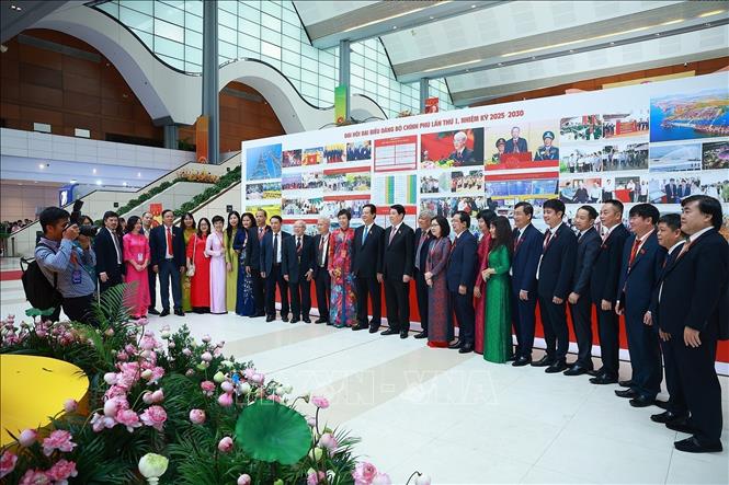 Chủ tịch nước Lương Cường với Đoàn đại biểu Đảng bộ TTXVN và khách mời. Ảnh: Dương Giang- TTXVN