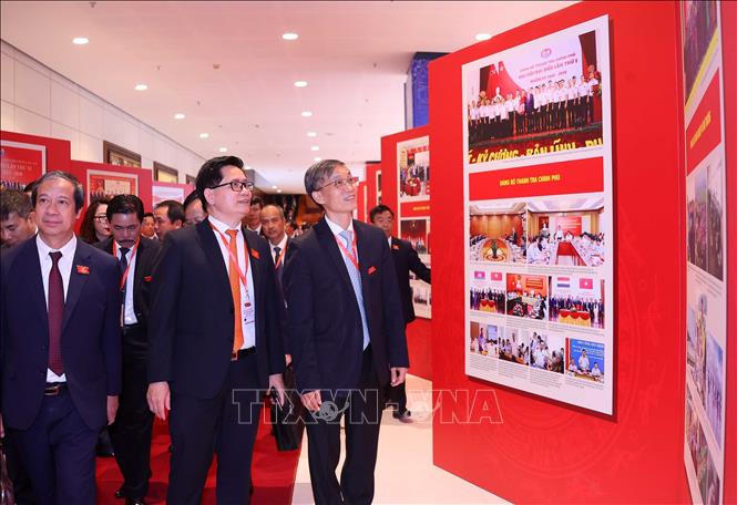 Các đại biểu tham quan triển lãm ảnh tại Đại hội đại biểu Đảng bộ Chính phủ lần thứ nhất, nhiệm kỳ 2025 - 2030, do TTXVN thực hiện. Ảnh: Văn Điệp – TTXVN