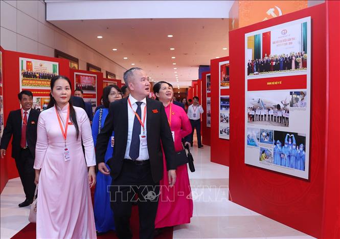 Các đại biểu tham quan triển lãm ảnh tại Đại hội đại biểu Đảng bộ Chính phủ lần thứ nhất, nhiệm kỳ 2025 - 2030, do TTXVN thực hiện. Ảnh: Văn Điệp – TTXVN