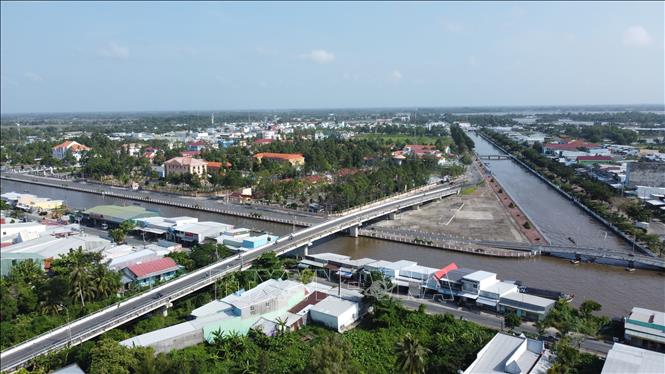 Cơ sở hạ tầng trên địa bàn tỉnh Cà Mau ngày càng được đầu tư, phát triển đồng bộ. Ảnh: Chanh Đa - TTXVN
