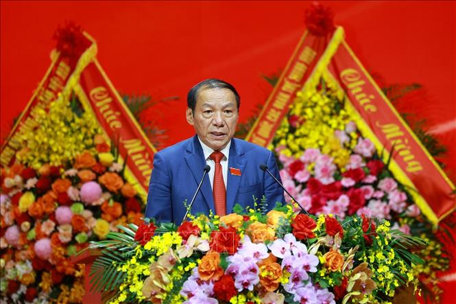 Đồng chí Nguyễn Văn Hùng, Ủy viên Trung ương Đảng, Ủy viên Ban Thường vụ Đảng ủy Chính phủ, Trưởng ban Tuyên giáo và Dân vận Đảng ủy Chính phủ, Bộ trưởng Bộ Văn hoá, Thể thao và Du lịch trình bày Báo cáo tổng hợp ý kiến góp ý vào dự thảo các văn kiện trình Đại hội XIV của Đảng. Ảnh: Dương Giang-TTXVN 
