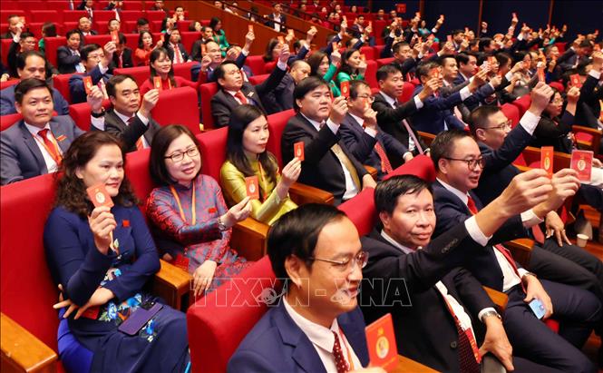 Các đại biểu biểu quyết thông qua Nghị quyết Đại hội. Ảnh: Phạm Kiên - TTXVN