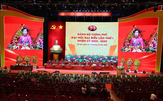 Đồng chí Vũ Việt Trang, Ủy viên Ban Chấp hành Đảng bộ Chính phủ, Bí thư Đảng ủy, Tổng Giám đốc Thông tấn xã Việt Nam, Trưởng Đoàn thư ký trình bày dự thảo Nghị quyết Đại hội. Ảnh: Văn Điệp – TTXVN