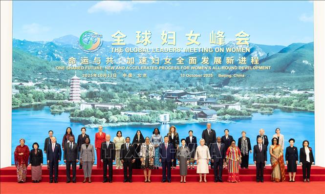 Chủ tịch Trung Quốc Tập Cận Bình chụp ảnh chung với các trưởng đoàn và lãnh đạo các tổ chức quốc tế tham dự Hội nghị thượng đỉnh Phụ nữ toàn cầu, ở Bắc Kinh, ngày 13/10/2025. Ảnh: THX/TTXVN