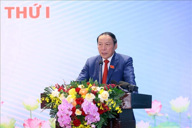 Đồng chí Nguyễn Văn Hùng, Ủy viên Trung ương Đảng, Ủy viên Ban Thường vụ Đảng ủy Chính phủ, Bộ trưởng Bộ Văn hóa, Thể thao và Du lịch trả lời câu hỏi của phóng viên các cơ quan thông tấn, báo chí. Ảnh: Phạm Kiên – TTXVN