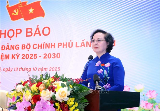 Đồng chí Phạm Thị Thanh Trà, Ủy viên Trung ương Đảng, Ủy viên Ban Thường vụ Đảng ủy Chính phủ, Trưởng ban Tổ chức Đảng ủy Chính phủ, Bộ trưởng Bộ Nội vụ trả lời câu hỏi của phóng viên các cơ quan thông tấn, báo chí. Ảnh: Phạm Kiên – TTXVN
