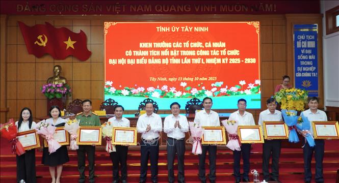 Bí thư Tỉnh ủy Tây Ninh Nguyễn Văn Quyết và Phó Bí thư, Chủ tịch UBND tỉnh Nguyễn Văn Út khen thưởng các tập thể và  cá nhân có thành tích xuất sắc trong công tác tổ chức Đại hội đại biểu Đảng bộ tỉnh lần thứ nhất, nhiệm kỳ 2025–2030. Ảnh: Thanh Bình - TTXVN