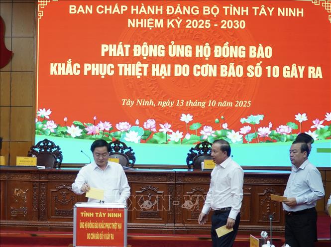 Lãnh đạo tỉnh Tây Ninh ủng hộ đồng bào bị thiệt hại do bão số 10 và 11 gây ra. Ảnh: Thanh Bình - TTXVN