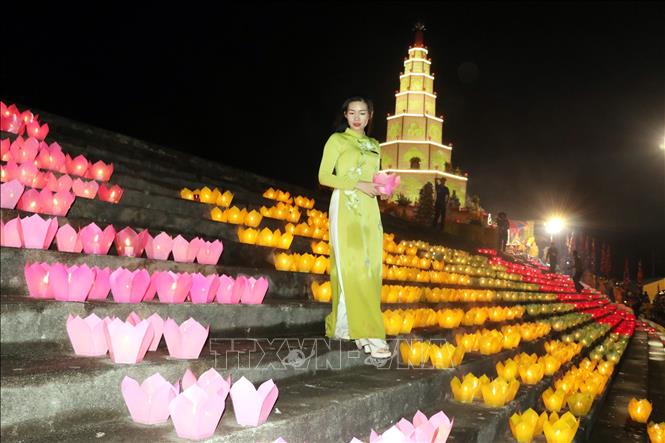 Thắp sáng hoa đăng tại lễ cầu an và hội hoa đăng. Ảnh: Mạnh Tú - TTXVN
