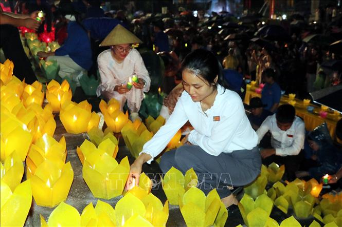 Thắp sáng hoa đăng tại lễ cầu an và hội hoa đăng. Ảnh: Mạnh Tú - TTXVN
