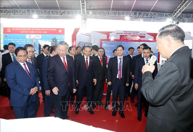 Tổng Bí thư Tô Lâm và các đại biểu tham quan triển lãm tại Đại hội. Ảnh: Thống Nhất-TTXVN