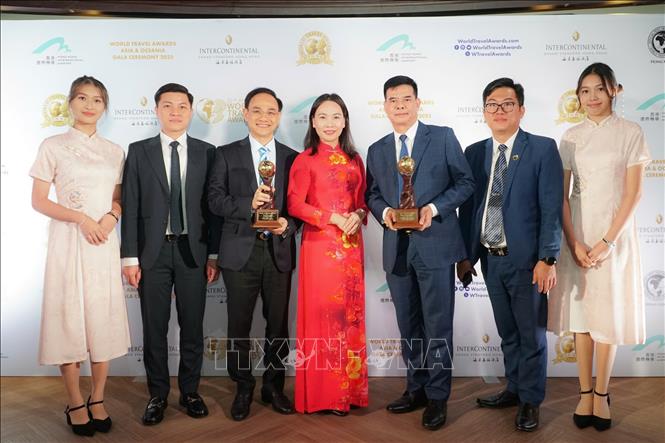 Ông Nguyễn Trung Ngọc - Giám đốc Sở Văn hóa Thể thao và Du lịch tỉnh Tuyên Quang (đứng thứ 3 tính từ bên trái) và ông Trần Đoàn Thế Duy – Tổng Giám đốc Công ty Cổ phần Du lịch Vietravel (đứng thứ 5 tính từ bên trái) tại lễ trao giải. Ảnh: TTXVN phát