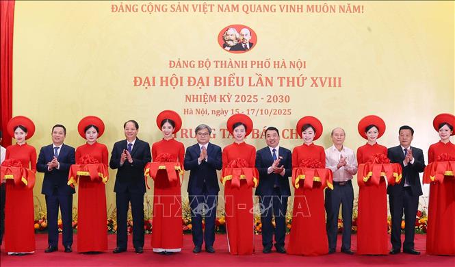 Các đại biểu cắt băng khai trương Trung tâm Báo chí phục vụ Đại hội đại biểu Đảng bộ thành phố Hà Nội lần thứ 18 nhiệm kỳ 2025 – 2030. Ảnh: Văn Điệp – TTXVN