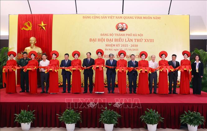 Các đại biểu cắt băng khai trương Trung tâm Báo chí phục vụ Đại hội đại biểu Đảng bộ thành phố Hà Nội lần thứ 18, nhiệm kỳ 2025 – 2030. Ảnh: Văn Điệp – TTXVN
