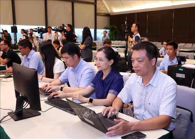 Phóng viên các cơ quan thông tấn, báo chí của Trung ương và Hà Nội tác nghiệp tại Trung tâm Báo chí phục vụ Đại hội đại biểu Đảng bộ thành phố Hà Nội lần thứ 18. Ảnh: Văn Điệp – TTXVN