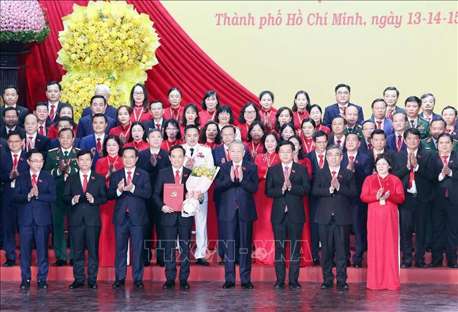 Tổng Bí thư Tô Lâm trao Quyết định của Bộ Chính trị, chỉ định đồng chí Trần Lưu Quang, Bí thư Trung ương Đảng giữ chức Bí thư Thành uỷ Thành phố Hồ Chí Minh nhiệm kỳ 2025-2030 và các quyết định chỉ định Ban Chấp hành, Ban Thường vụ, Bí thư và các Phó Bí thư. Ảnh: Thống Nhất – TTXVN