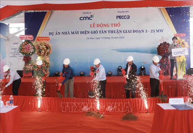 Lãnh đạo tỉnh Cà Mau cùng lãnh đạo các sở, ngành, địa phương và chủ đầu tư thực hiện nghi thức động thổ dự án Nhà máy Điện gió Tân Thuận - giai đoạn 3. Ảnh: Huỳnh Anh - TTXVN