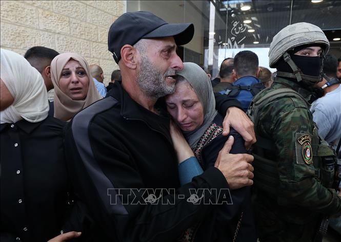 Người thân đón một tù nhân Palestine vừa được phía Israel trả tự do, tại thành phố Ramallah, Khu Bờ Tây ngày 13/10/2025. Ảnh: THX/TTXVN