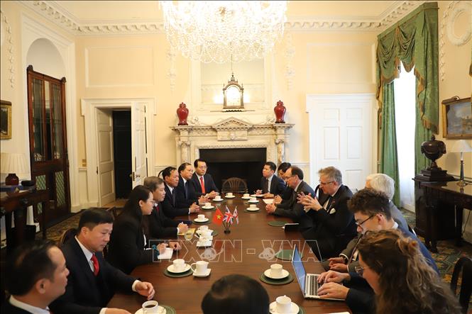 Quang cảnh buổi làm việc giữa Chánh án Lê Minh Trí và Đoàn với Thị trưởng khu tài chính London Alastair King. Ảnh: Phong Hà-PV TTXVN tại Anh