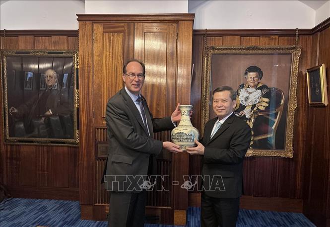 Chánh án Lê Minh Trí trao quà tặng lưu niệm cho Thẩm phán Richard Snowden sau buổi làm việc. Ảnh: Phong Hà-PV TTXVN tại Anh